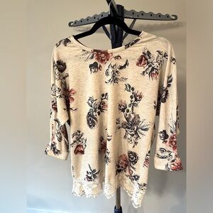 Women’s floral top size medium